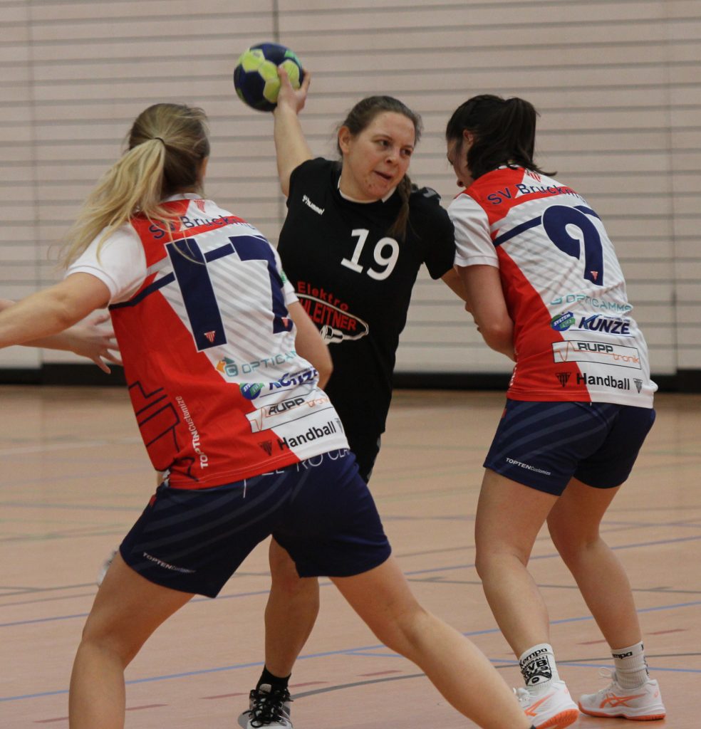 Foto vom Spiel TSV Handball Damen gegen den SV Bruckmühl 2, hier ein Wurf von TSV Dame und 2 Abwehrdamen.
