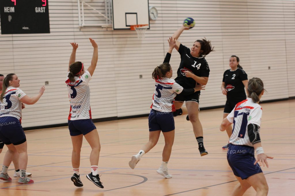 Foto vom Spiel TSV Handball Damen gegen den SV Bruckmühl 2, hier ein Wurf von TSV Dame.