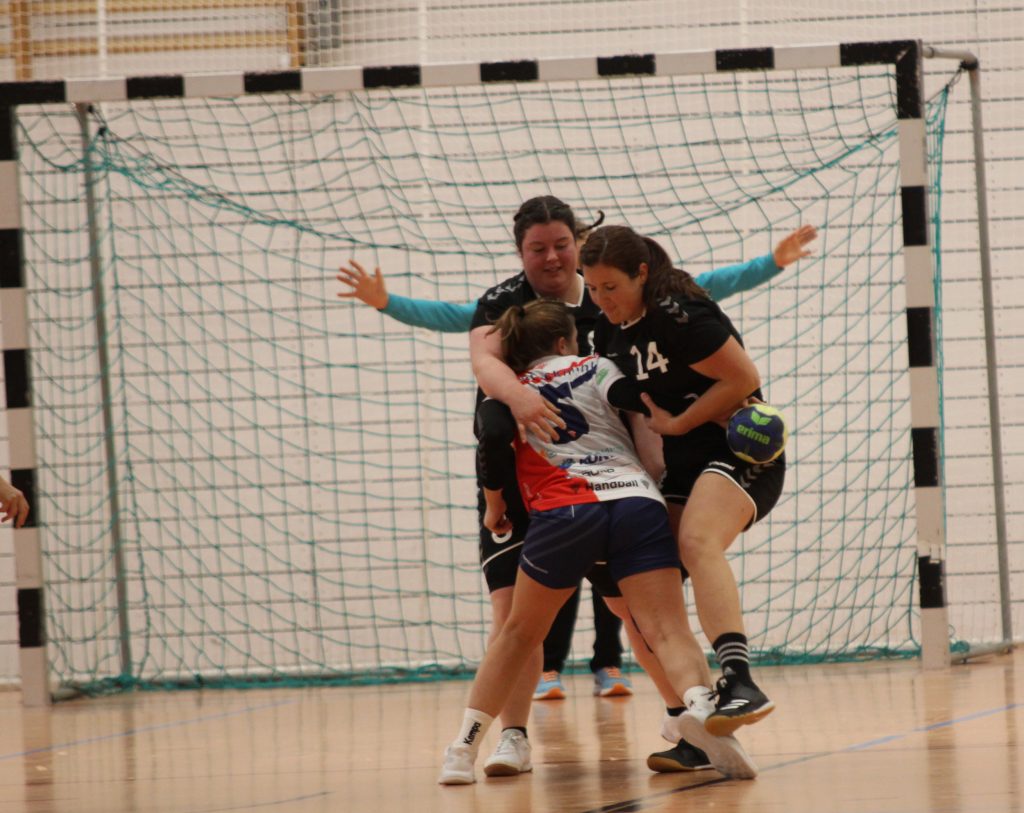 Foto vom Spiel TSV Handball Damen gegen den SV Bruckmühl 2, hier Abwehr vor dem Peißenberger Kreis.