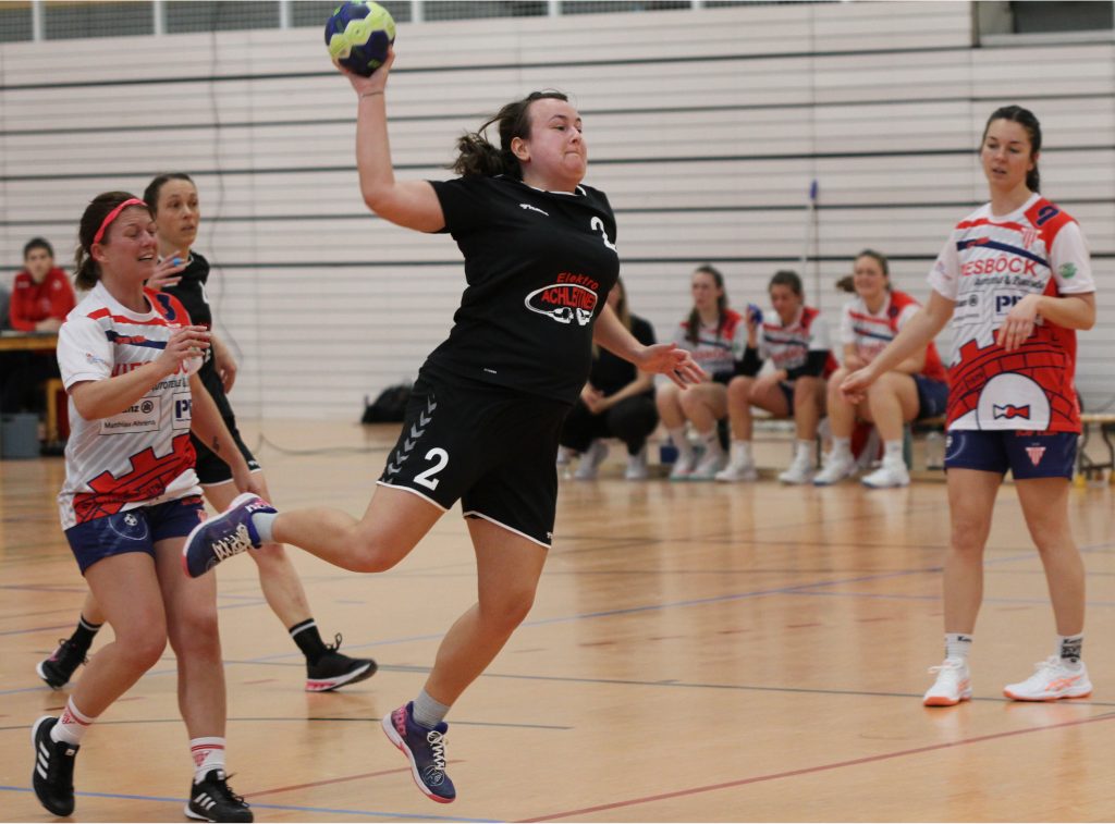 Foto vom Spiel TSV Handball Damen gegen den SV Bruckmühl 2, hier ein Wurf von TSV Dame.