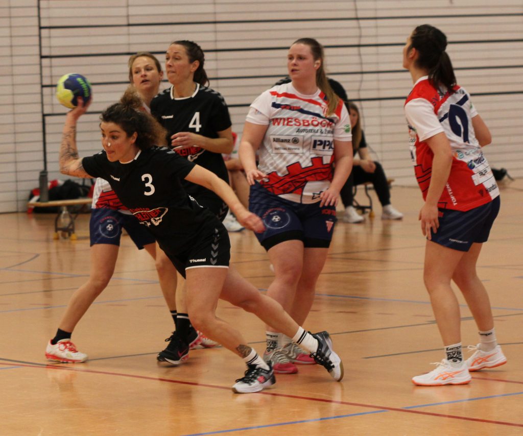 Foto vom Spiel TSV Handball Damen gegen den SV Bruckmühl 2, hier ein Wurf von TSV Dame.