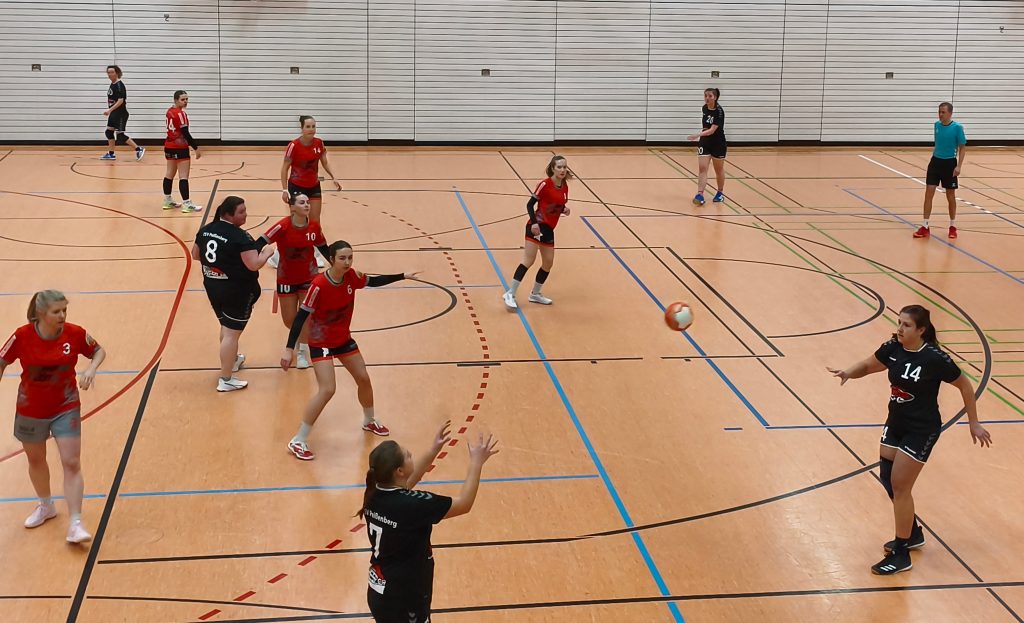 Bild zeigt die Damen gegen den TSV Gilching 2 beim einem Wurf einer Gilchingerin zu einer anderen.