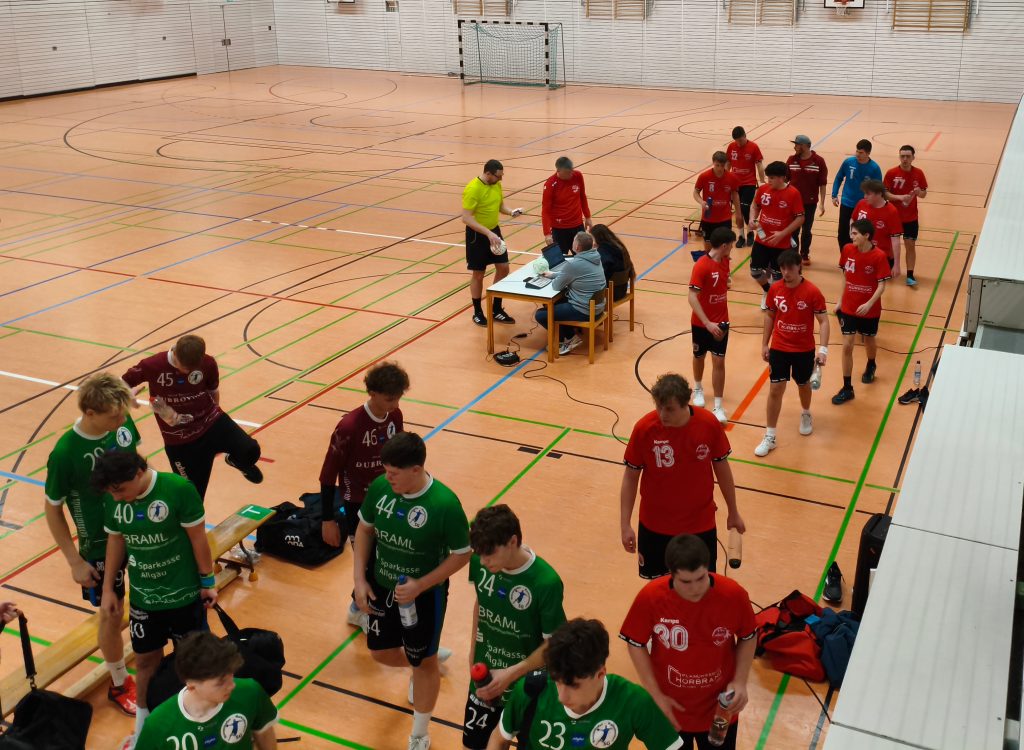 Foto zeigt die Mannschaften beim Verlassen der Halle zur Halbzeit Pause.