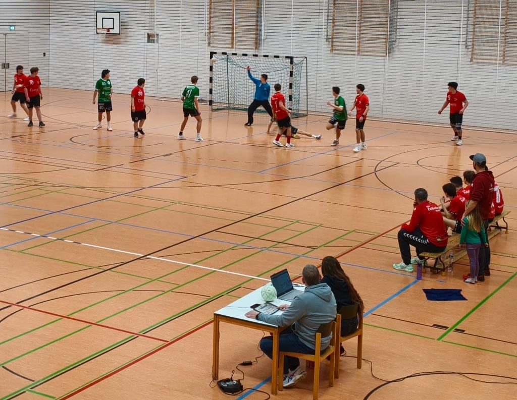 Bild zeigt die Abwehr des Peißenberger Torhüters.