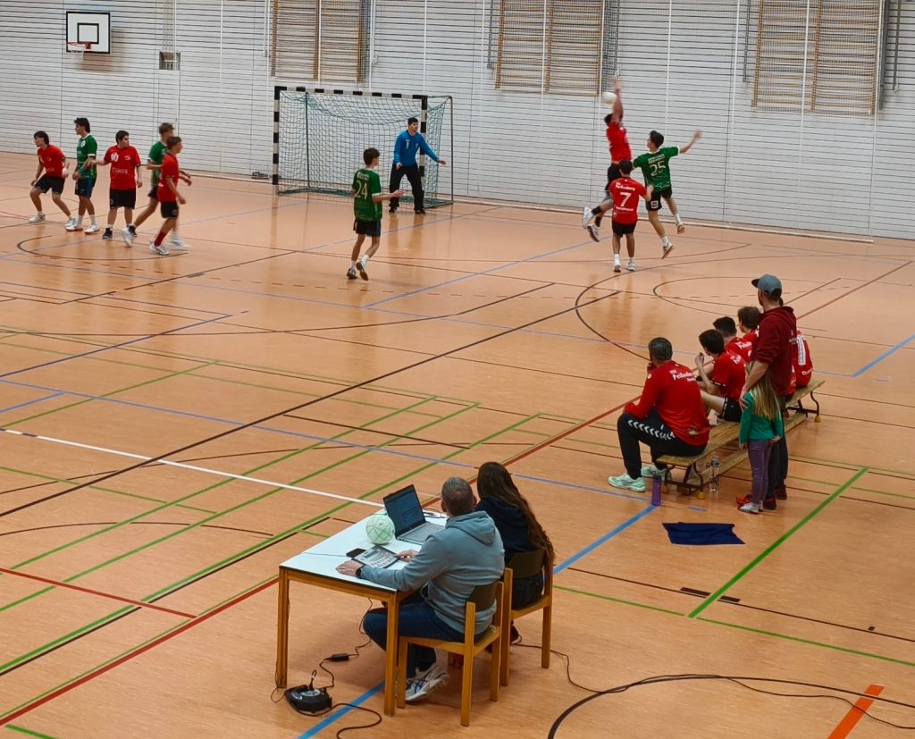 Foto zeigt die Abwehr des Peißenberger mit nach oben gesteckten Armen um den Ball zu blocken.