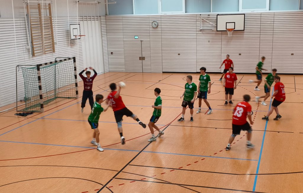 Foto zeigt einen Schuss eines Peißenberger auf das Tor.