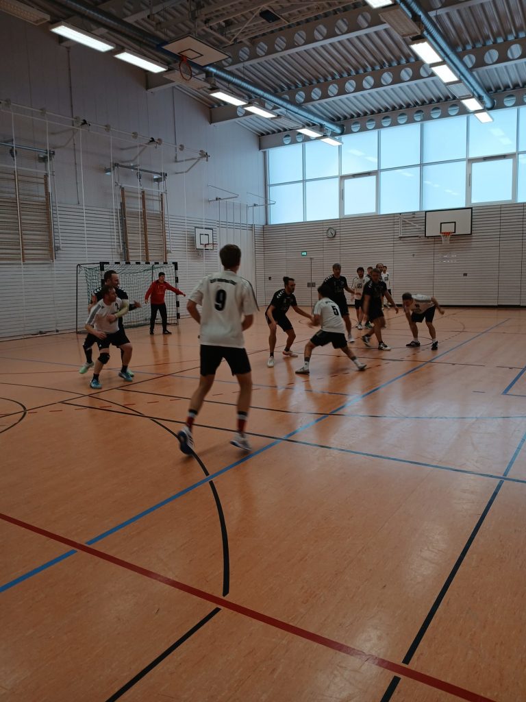 Foto zeigt in der Peißenberger Glückauf Turnhalle die Herren gegen den SSV Ettal, hier eine Abwehr vor dem Kreis mit mehrern Spielern.