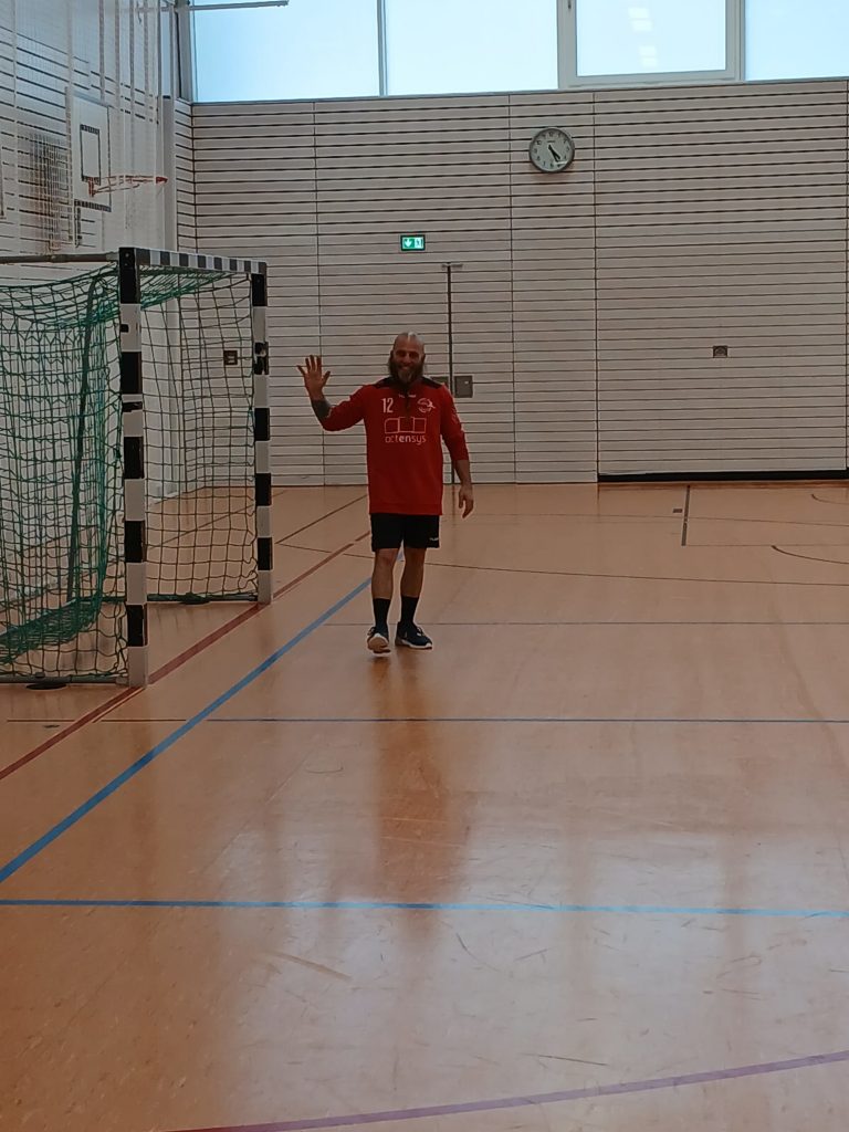 Foto zeigt in der Peißenberger Glückauf Turnhalle die Herren gegen den SSV Ettal, hier vor seinem Tor den Peißenberger Torhüter, lächelnd und winkend.