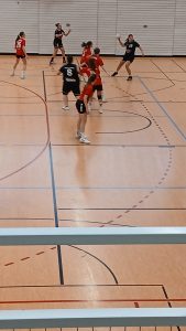 Foto zeigt die Peißenberger Spielerin beim Abwurf des Balles zur Mitspielerin.