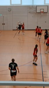 Foto zeigt die Peißenberger Spielerin beim Abwurf des Balles auf das Tor.